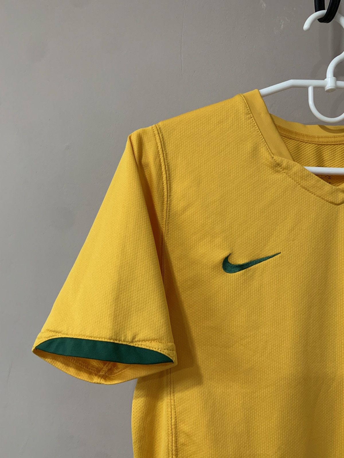 Nike × Vintage Womens Australia Home Football Shirt Nike Soccer Jersey Sz M Size S / US 4 / IT 40 - 3 Thumbnail