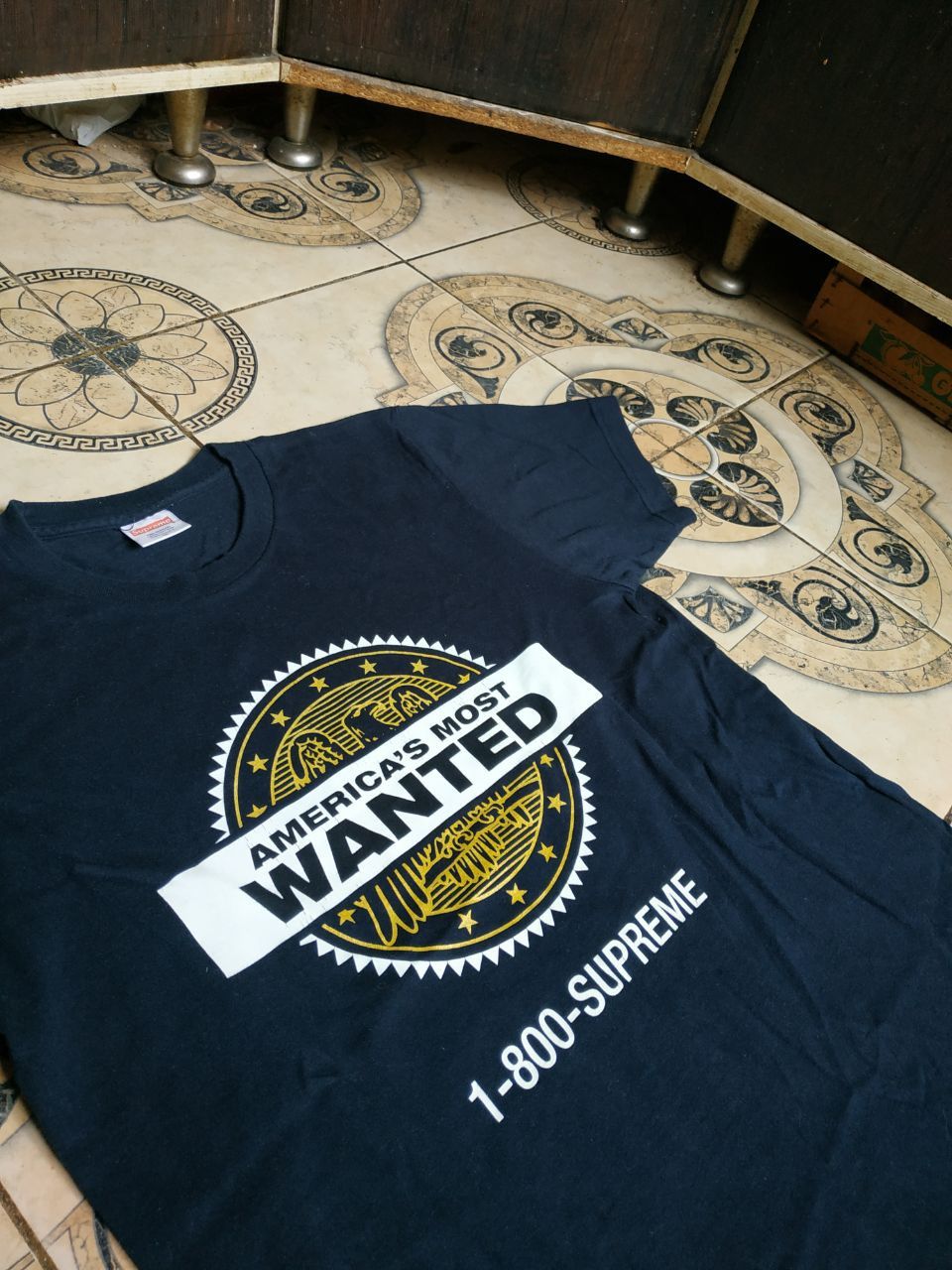 Supreme Supreme America's Most Wanted Graphic Shirt Size M Size US M / EU 48-50 / 2 - 5 Thumbnail