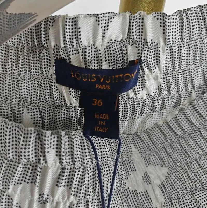 Louis Vuitton Louis Vuitton Women's White Silk Shorts . Size 23" - 2 Thumbnail