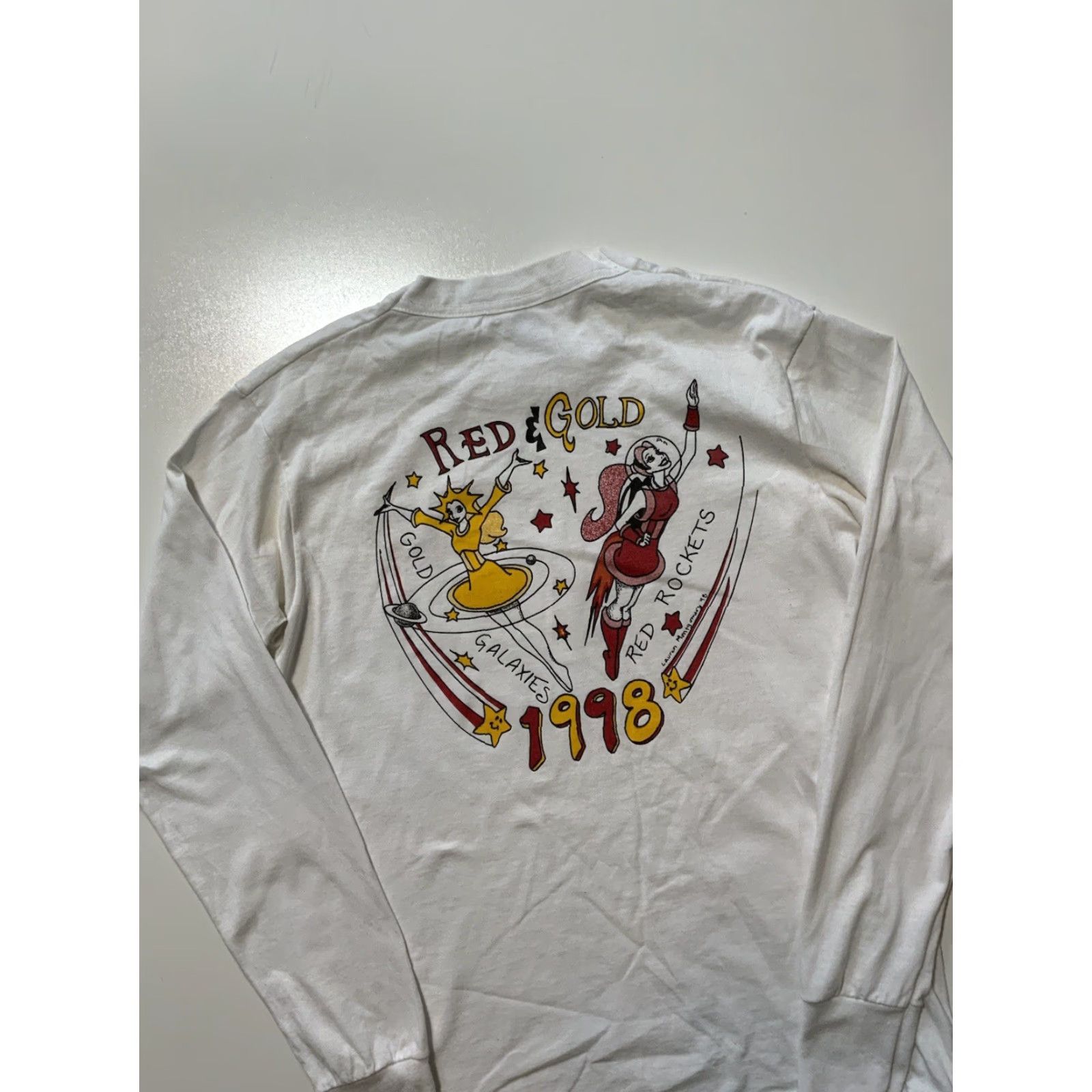 Fruit Of The Loom VINTAGE Lauren Montgomery Red Rockets & Gold Galaxies L/S Graphic T-Shirt M Mens Red 1998 Rocketeer T-Shirt Size US M / EU 48-50 / 2 - 5 Thumbnail