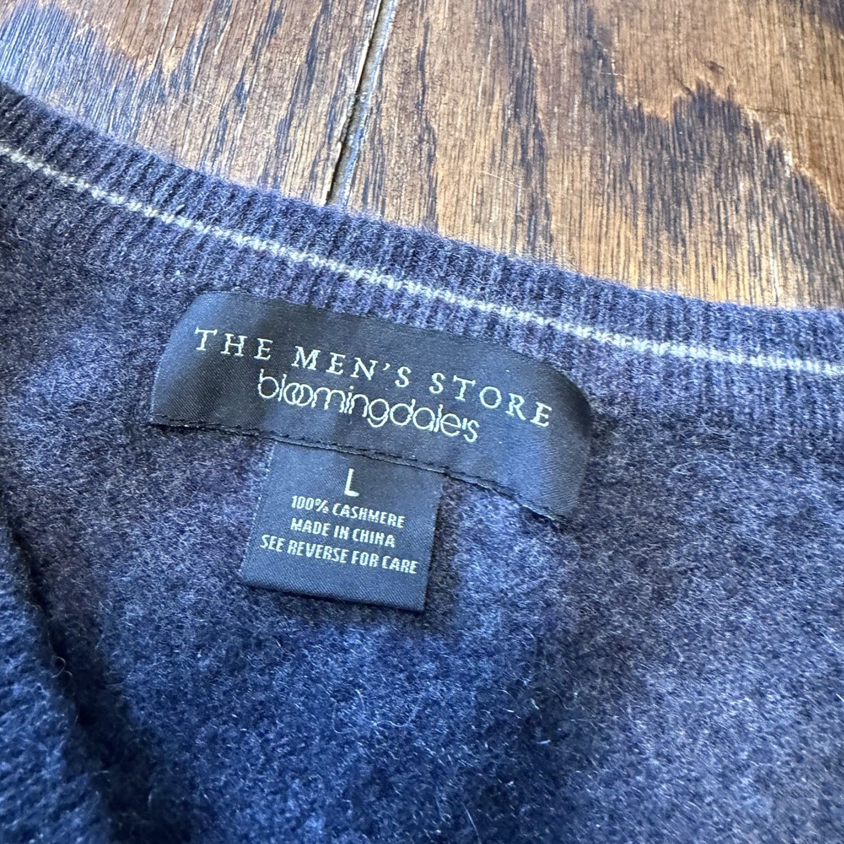 Bloomingdale's Bloomingdale's The Mens Store 100% Casmere Gray Sweater Classic Minimalist Large Pullover V-Neck Knit Knitwear Men's Regular Size L Gray Sweater Size US L / EU 52-54 / 3 - 2 Thumbnail