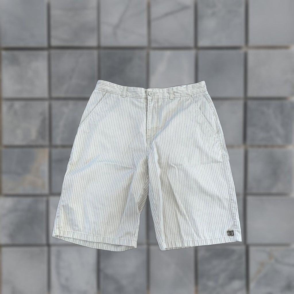 Vintage DC Shoes Shorts Men 36 Chino Tan Stripped Brown Size 36 Size US 36 / EU 52 - 1 Thumbnail