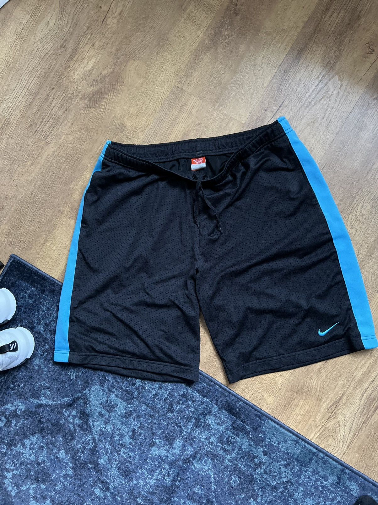 NBA Basketball vintage shorts black and blue NBA baggy. Size US 38 / EU 54 - 2 Thumbnail