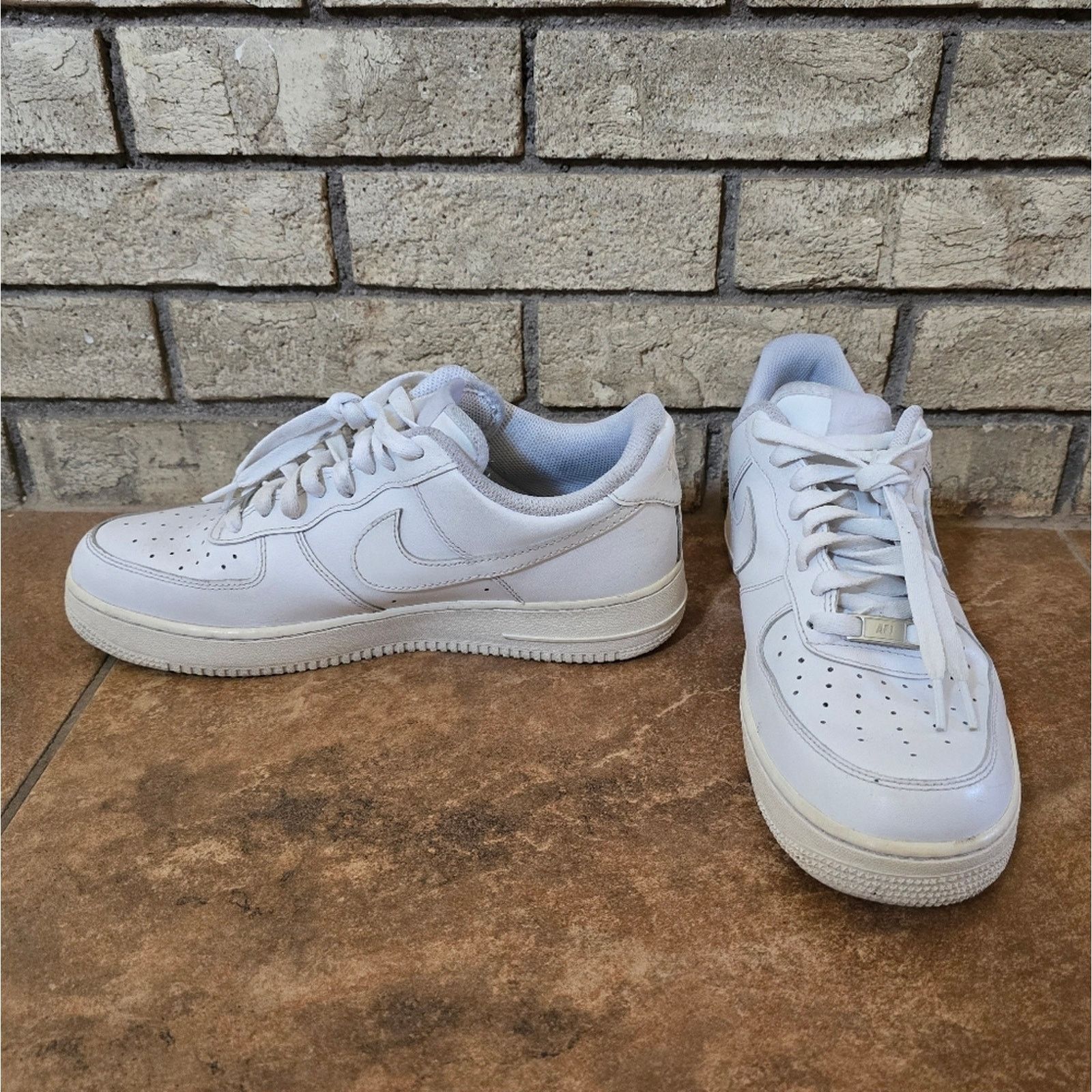Nike White Classic | NIKE | Air Force 1 Sneaks Size US 10.5 / EU 43-44 - 1 Thumbnail