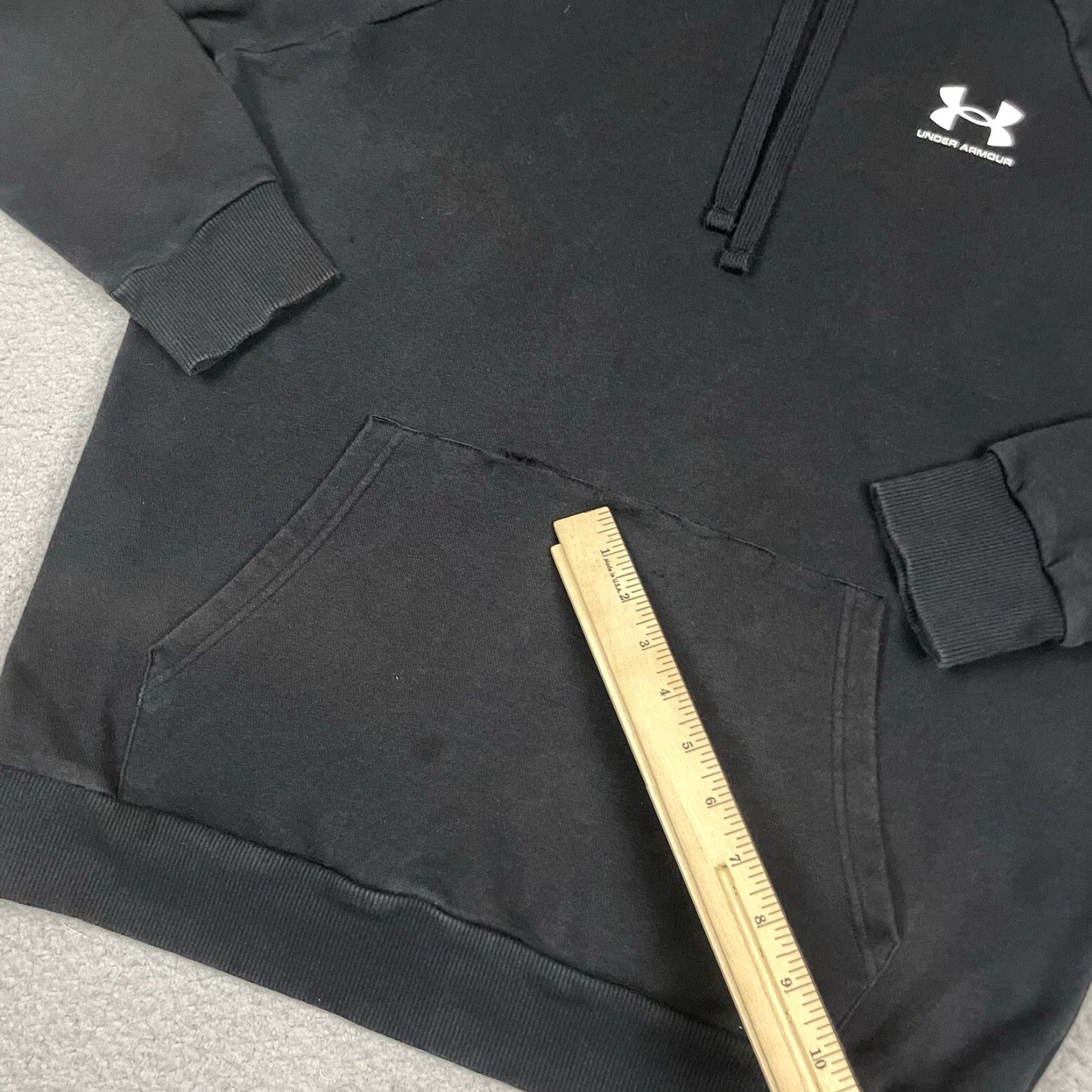 Under Armour VINTAGE Under Armour Hoodie Mens M Black Sweatshirt Pullover Hooded Pockets Logo Distressed Size US M / EU 48-50 / 2 - 7 Thumbnail