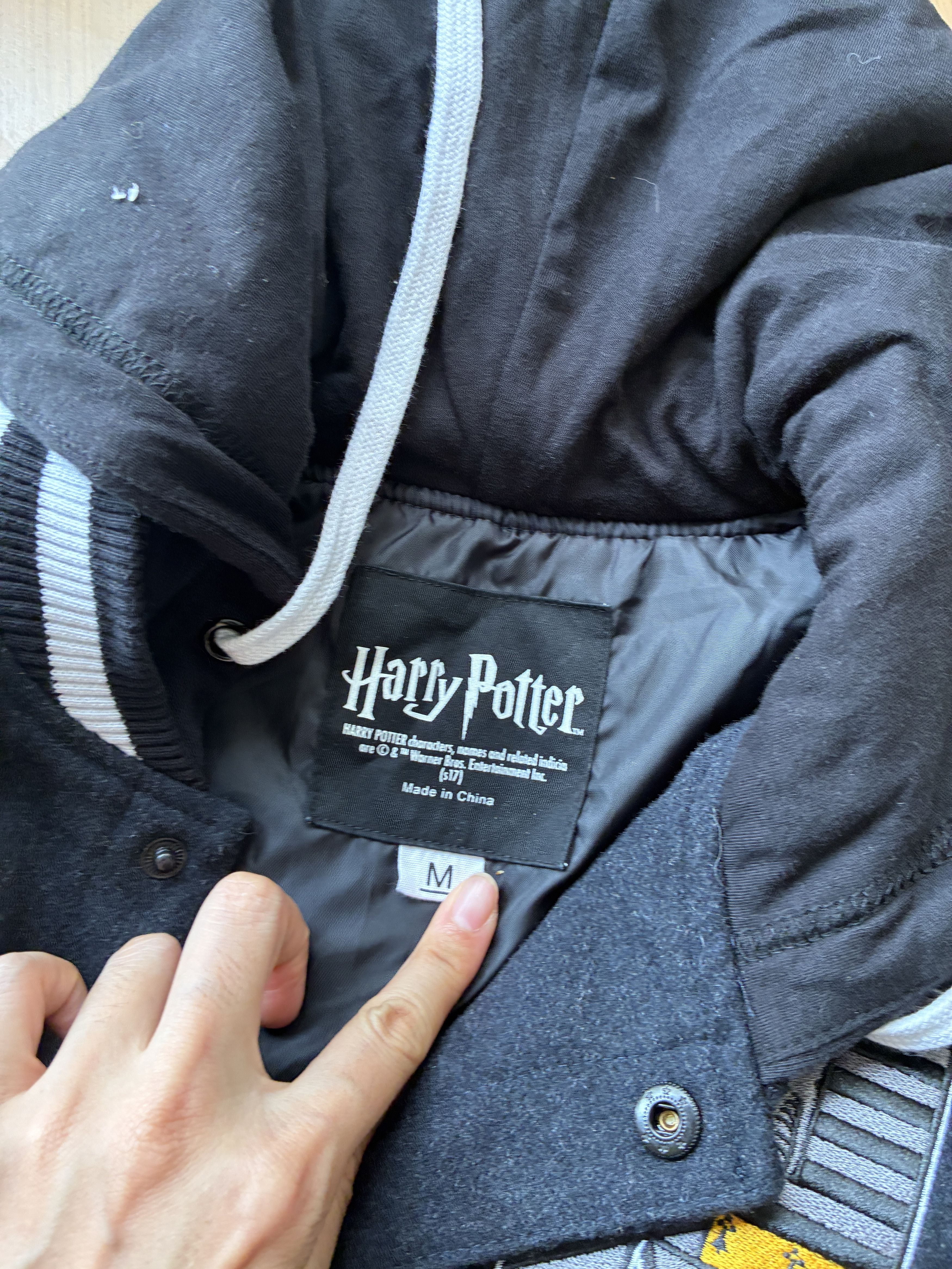 Warner Bros Harry Potter Hufflepuff Varsity Jacket Black Men's Medium Size US M / EU 48-50 / 2 - 4 Thumbnail