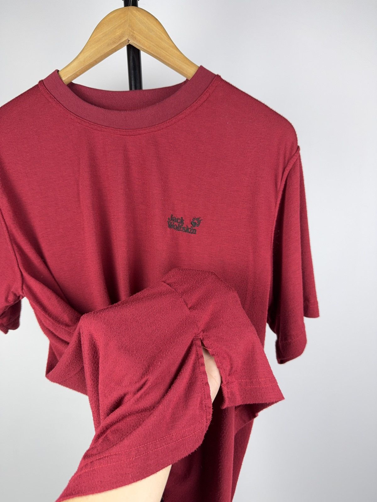 Jack Wolfskin 90s Jack Wolfskin Red Outdoor Logo Pawprint T-Shirt XL Size US L / EU 52-54 / 3 - 4 Thumbnail