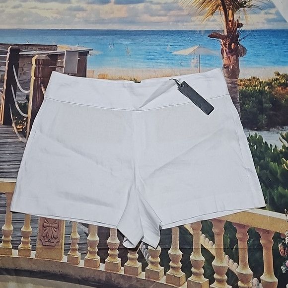 Alice + Olivia Alice + Olivia Classics White Shorts Size 14 NWT Size 36" / US 14 / IT 50 - 1 Thumbnail
