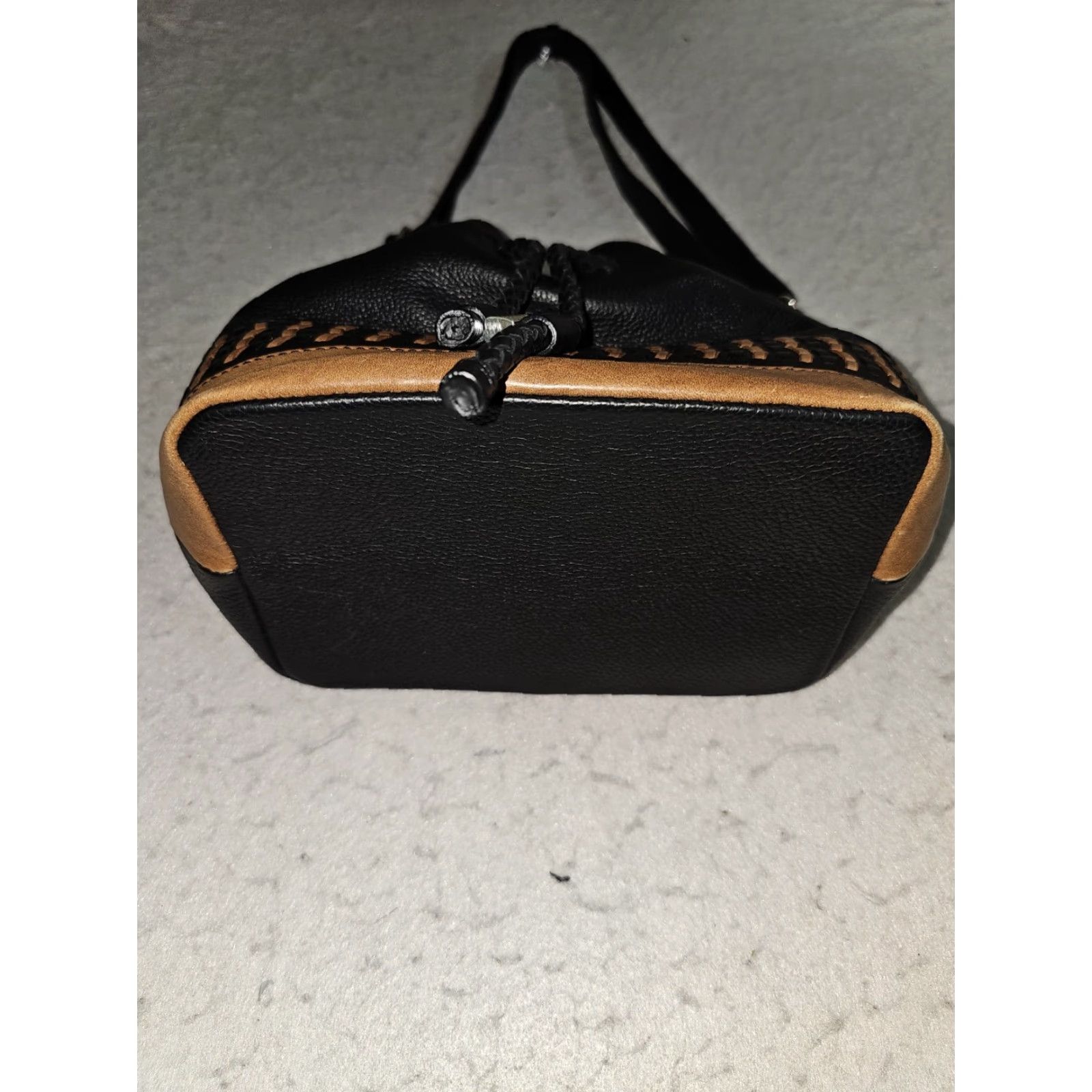 Brighton VINTAGE Brighton Signature Black Pebbled Leather Drawstring Bucket Shoulder Bag F494672 Size ONE SIZE - 4 Thumbnail
