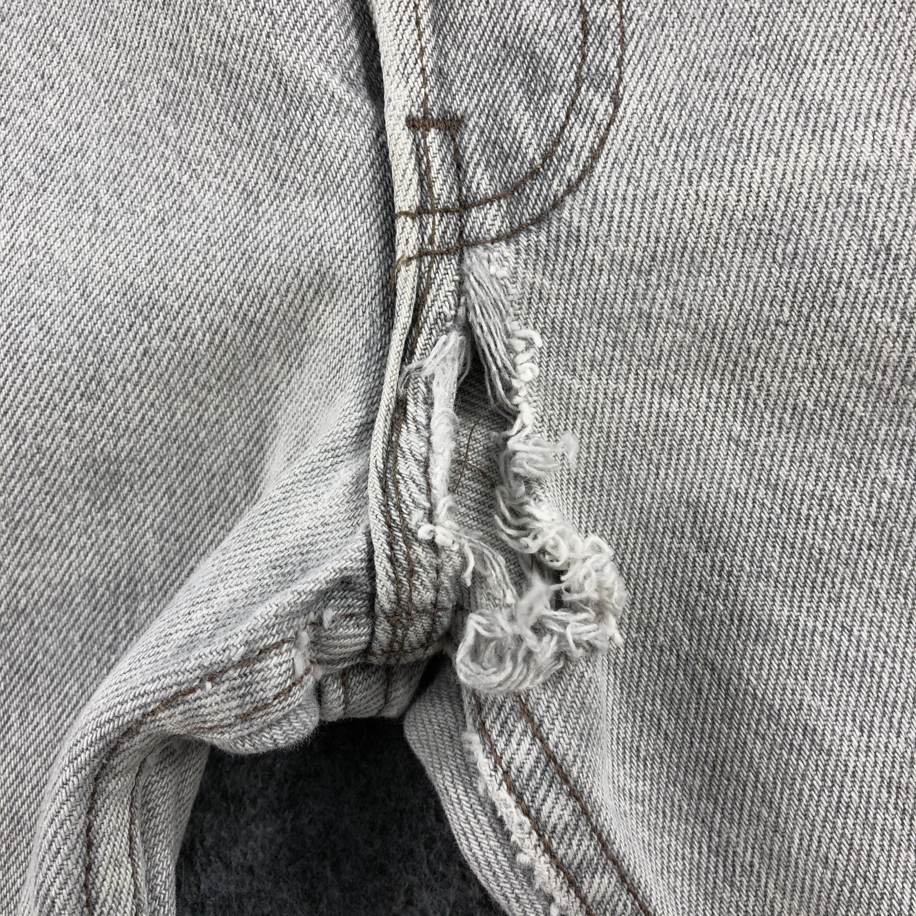 Levi's Vintage 90s Light Wash Ripped Levis 501 Jeans-J1644 Size US 35 - 7 Thumbnail