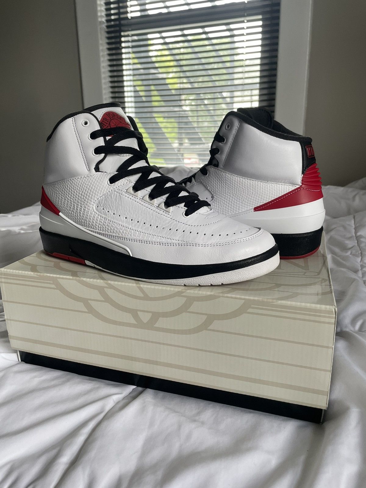 Jordan Brand × Nike 2022 Air Jordan Chicago 2 Size 8.5 Size US 8.5 / EU 41-42 - 1 Thumbnail