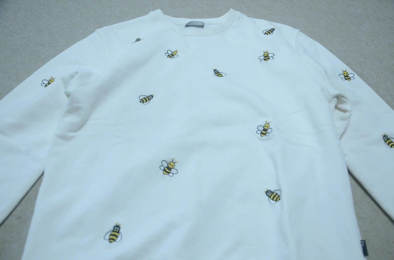 Dior Dior × Kaws Bee Embroidered White Sweatshirt M Size US M / EU 48-50 / 2 - 2 Thumbnail