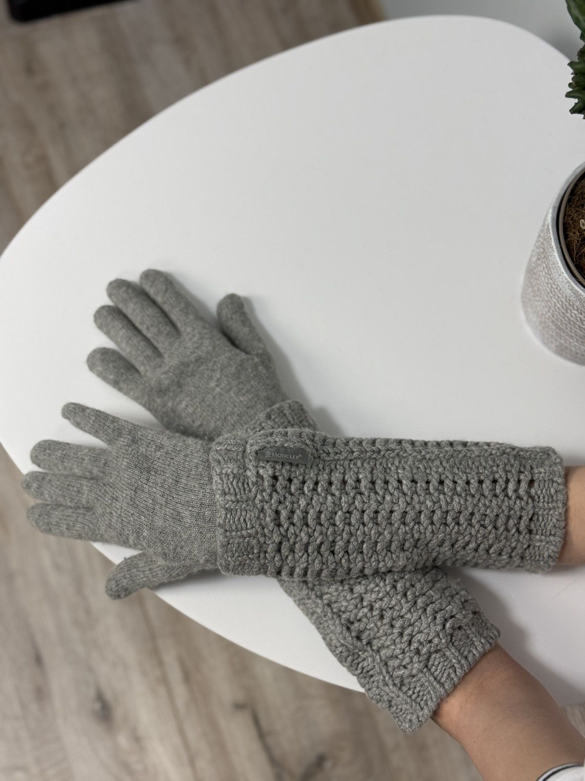Moncler Moncler Knit Gloves Cashmere / Wool Gray Ledies Size ONE SIZE - 4 Thumbnail