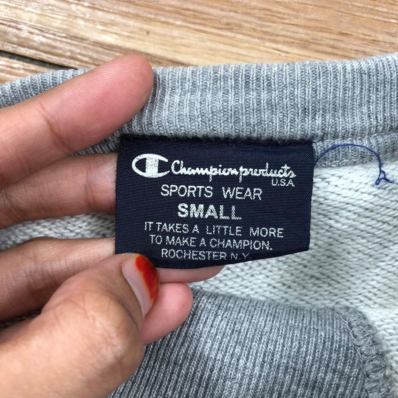Champion Vintage CHAMPION PRODUCTS USA Small Logo Crewneck Sweatshirt Size S / US 4 / IT 40 - 5 Thumbnail