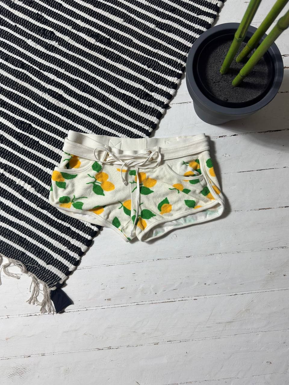 Juicy Couture VINTAGE JUICY COUTURE LEMON MONOGRAM PRINT Y2K SHORTS Size 26" / US 2 / IT 38 - 1 Thumbnail