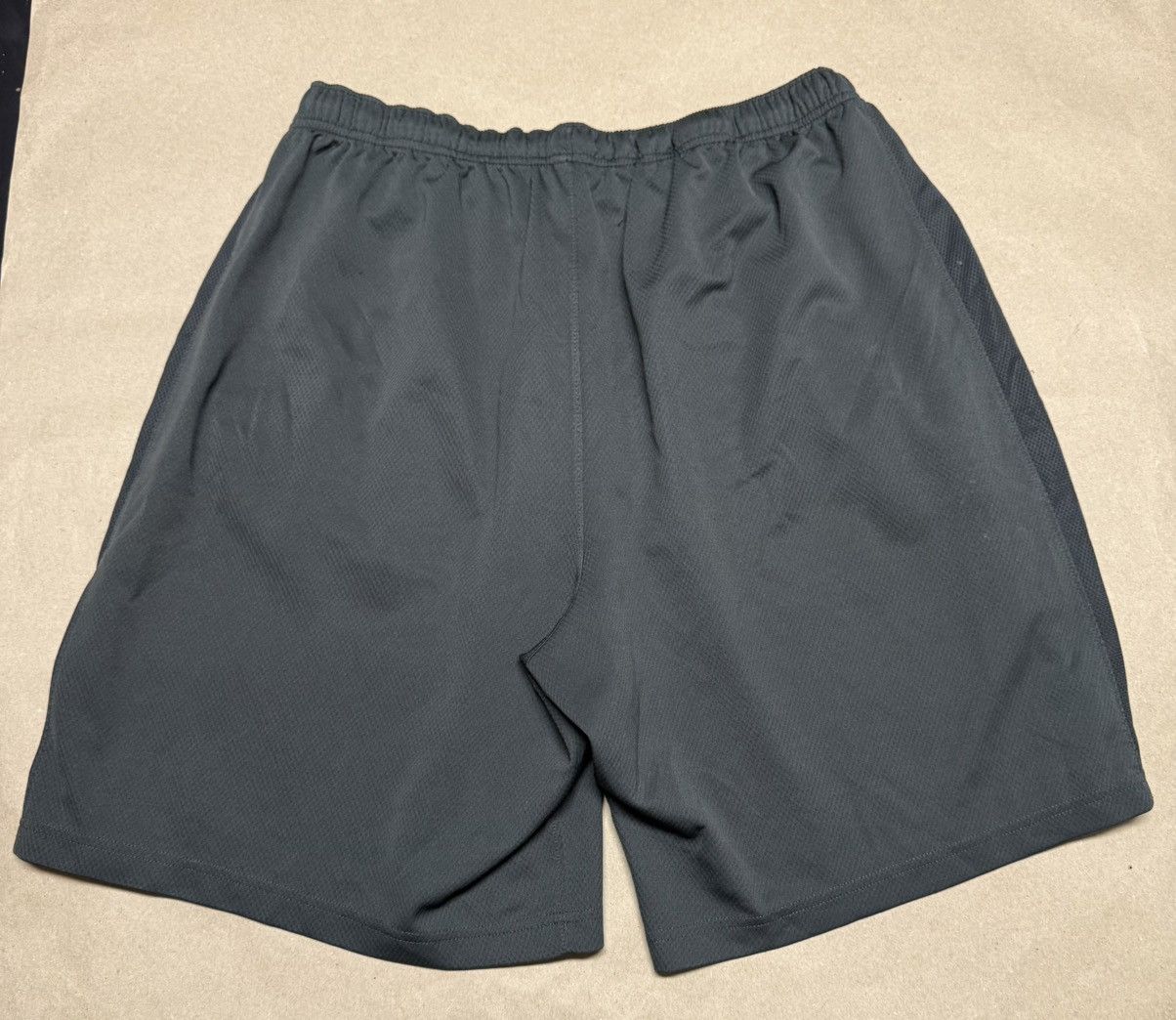 Nike Nike DriFit Basketball Shorts Gray size XL Rare! Size US 38 / EU 54 - 2 Thumbnail
