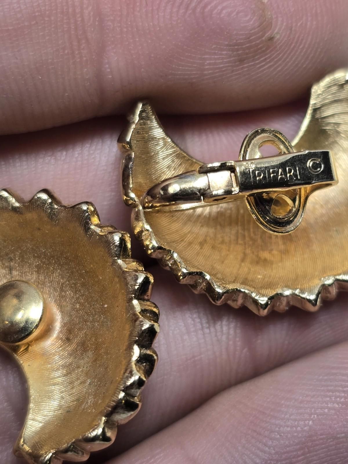 Other Vintage Beautiful Crown Trifari Gold Crescent Clip Earrings Size ONE SIZE - 6 Thumbnail