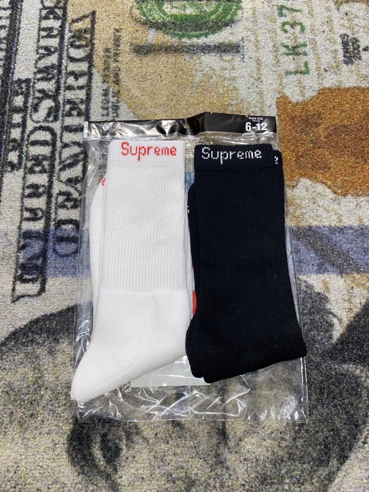 Supreme Hanes Crew Socks (2 Pairs)