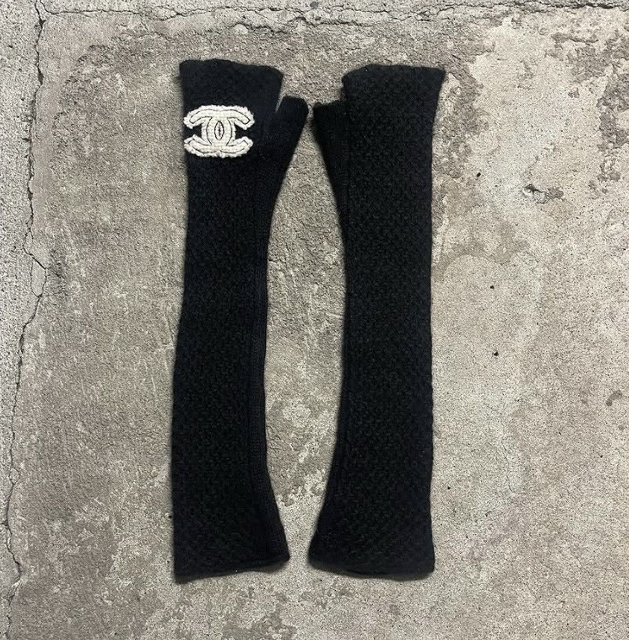 Chanel Chanel Cashmere CC Logo Arm-warmers / Gloves Size ONE SIZE - 1 Thumbnail