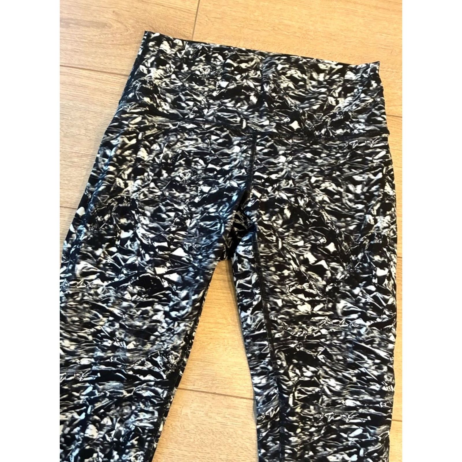 Lululemon Lululemon Wunder Under Hi-Rise Tight 28” Legging Liquid Platinum Size 8 Women Black 28” Hi-Rise Tights Activewear Mens Womens not applicable Size 30" / US 8 / IT 44 - 2 Thumbnail