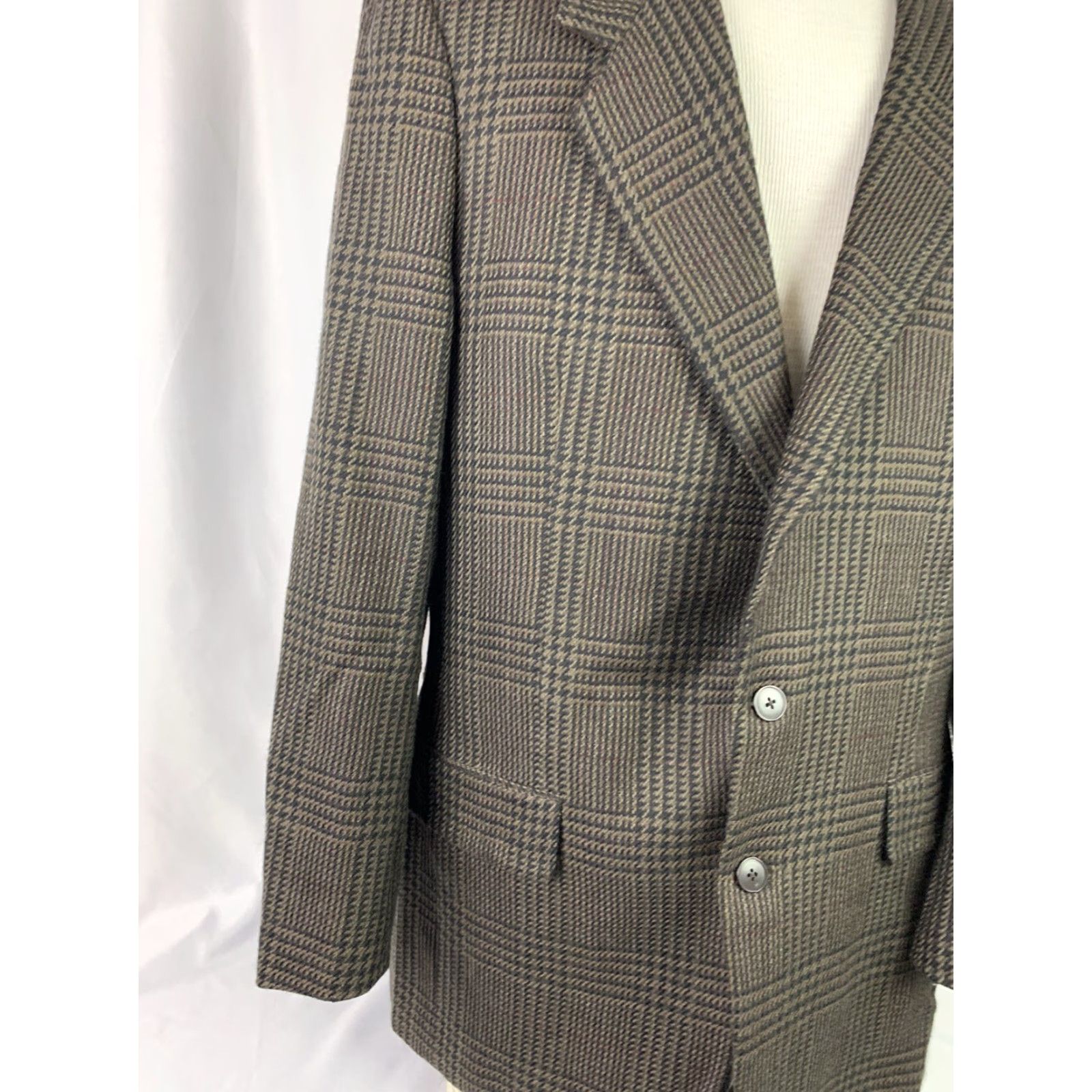 Bloomingdale's VINTAGE Bloomingdale's 42L Brown Plaid Wool Sports Coat 2 button Men’s Jacket Wool Sports Bloomingdale's Brown Plaid 42L 2 button Mens 90s style Size US XS / EU 42 / 0 - 4 Thumbnail