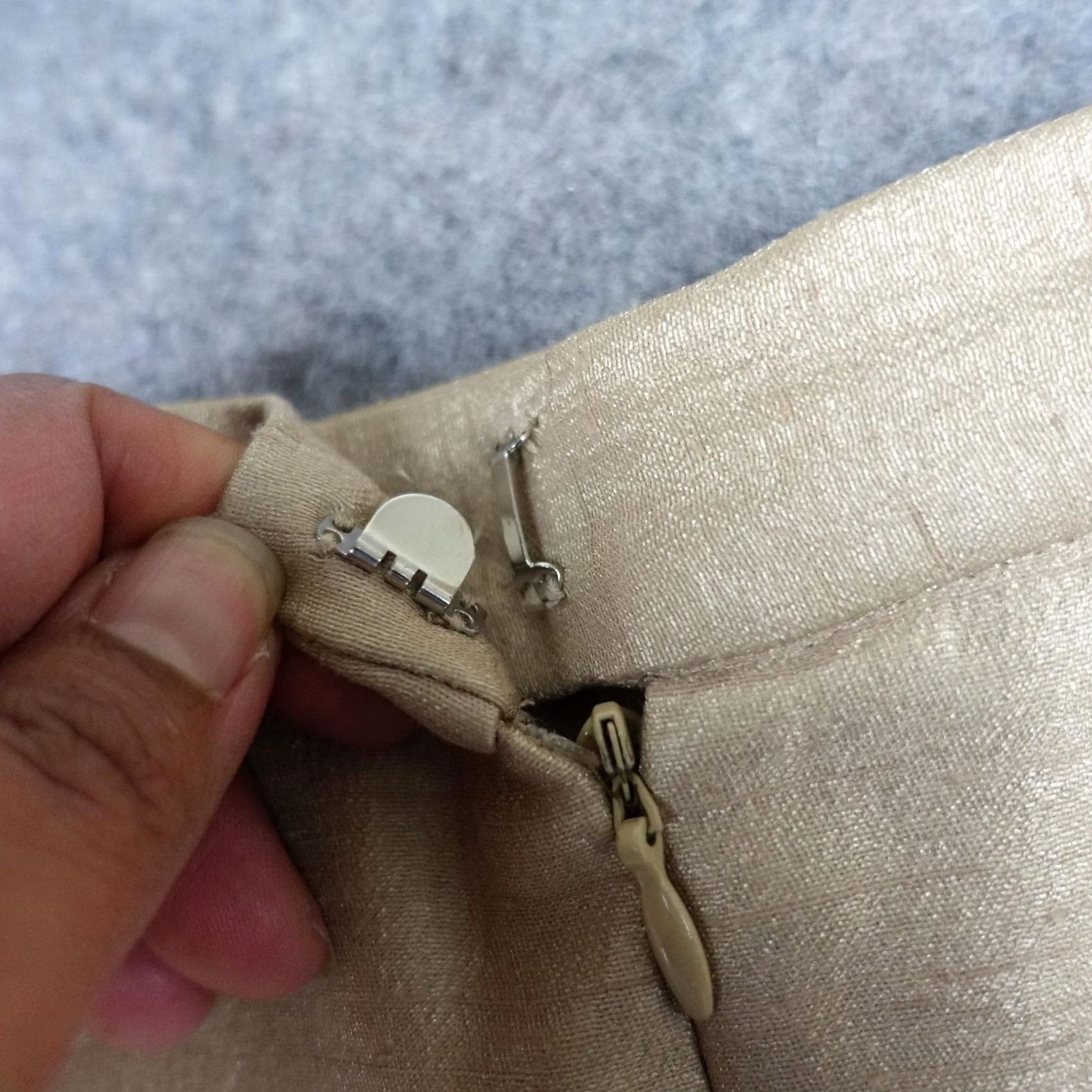 Kasper VINTAGE Kasper Skirt Womens 20W Beige Shimmer Pencil Midi Elastic Waist Dressy Womens Plus Size Slit Lined Back Zip Size 42" / US 20 - 6 Thumbnail