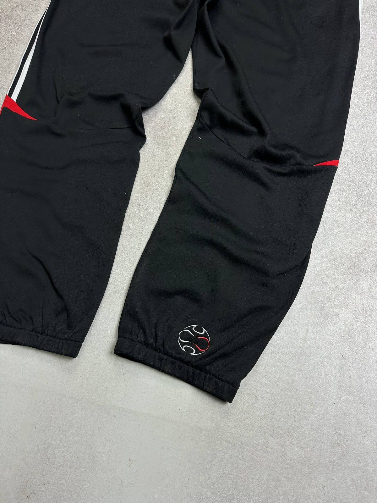 Adidas Vintage Adidas Liverpool Baggy Nylon Track Pants L Size US 34 / EU 50 - 4 Thumbnail