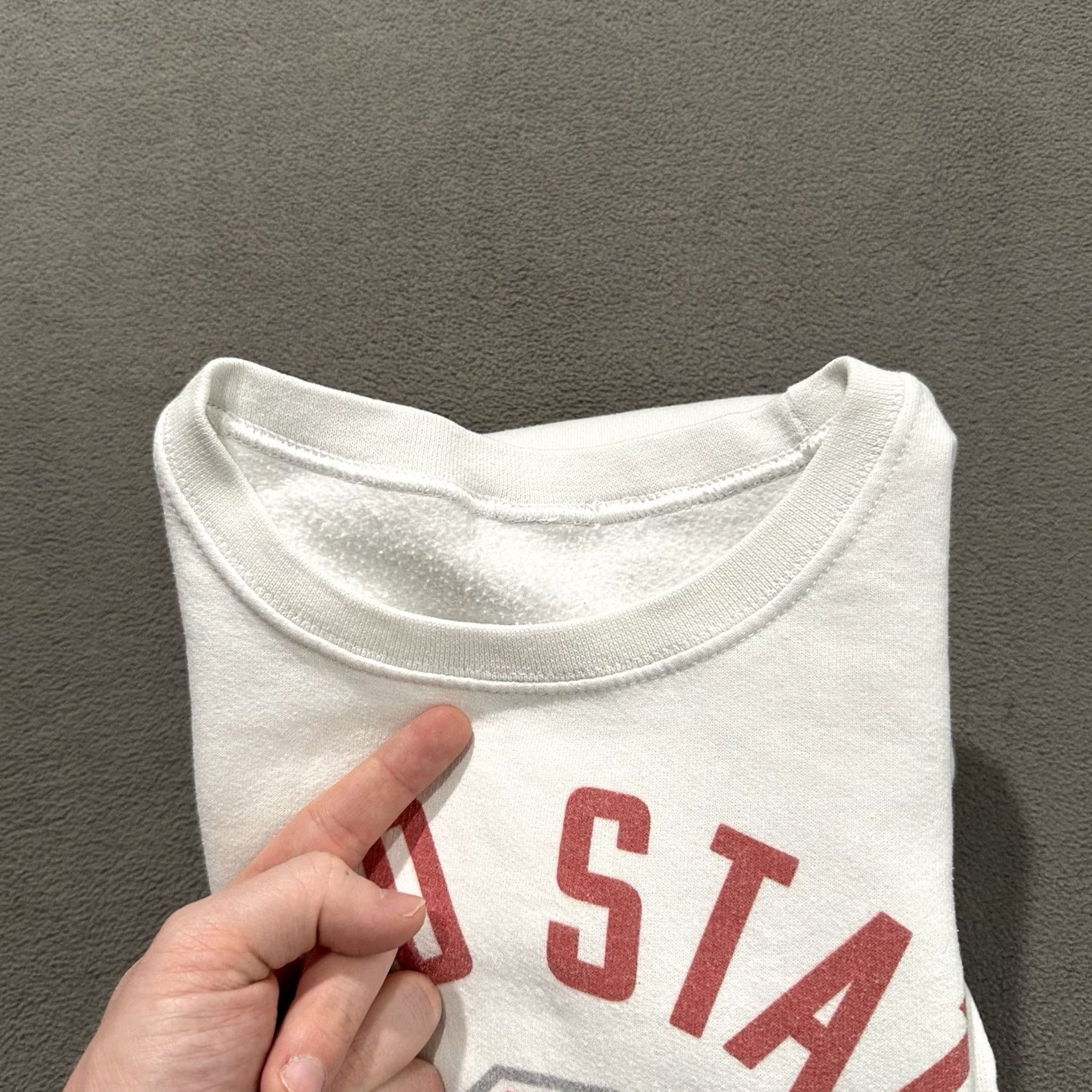 Vintage VINTAGE Ohio State Buckeyes Sweatshirt Mens Small White Crew Neck Cursive Logo GUC Size US S / EU 44-46 / 1 - 5 Thumbnail
