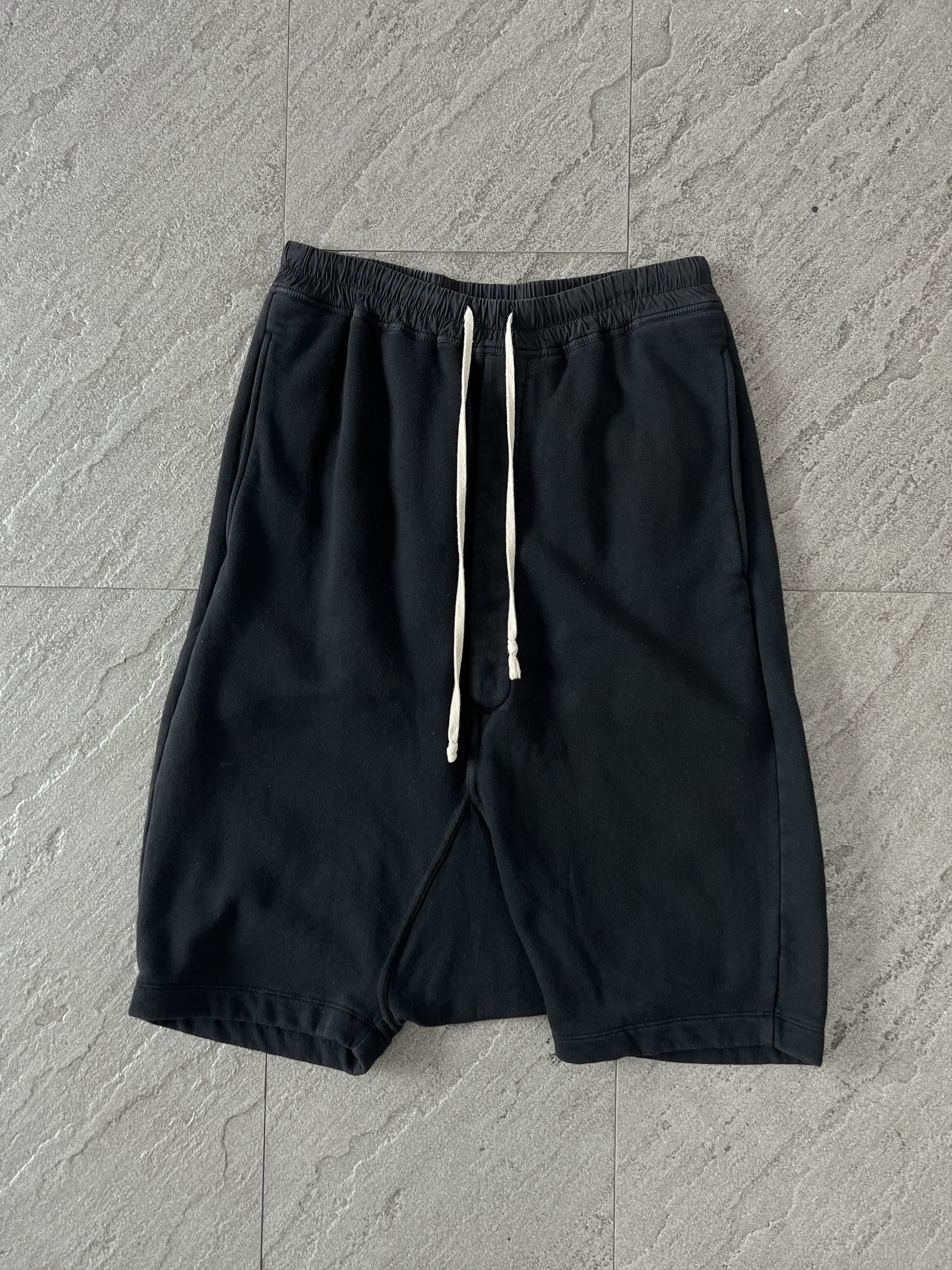 Rick Owens Drkshdw Rick Owens DRKSHDW Prisoner Drawstring Shorts Size US 32 / EU 48 - 1 Thumbnail