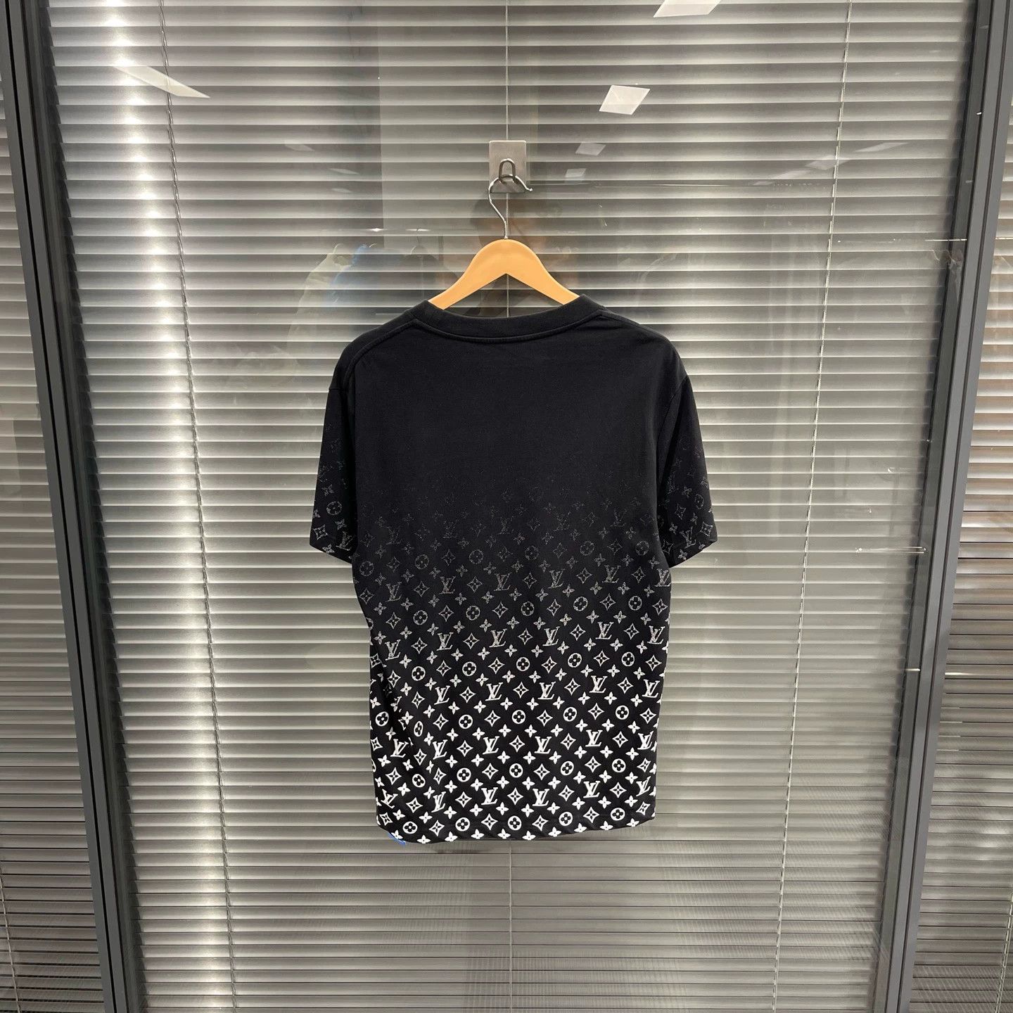 Louis Vuitton LV gradient Monogram all over short tee M 99 new Size US M / EU 48-50 / 2 - 2 Thumbnail