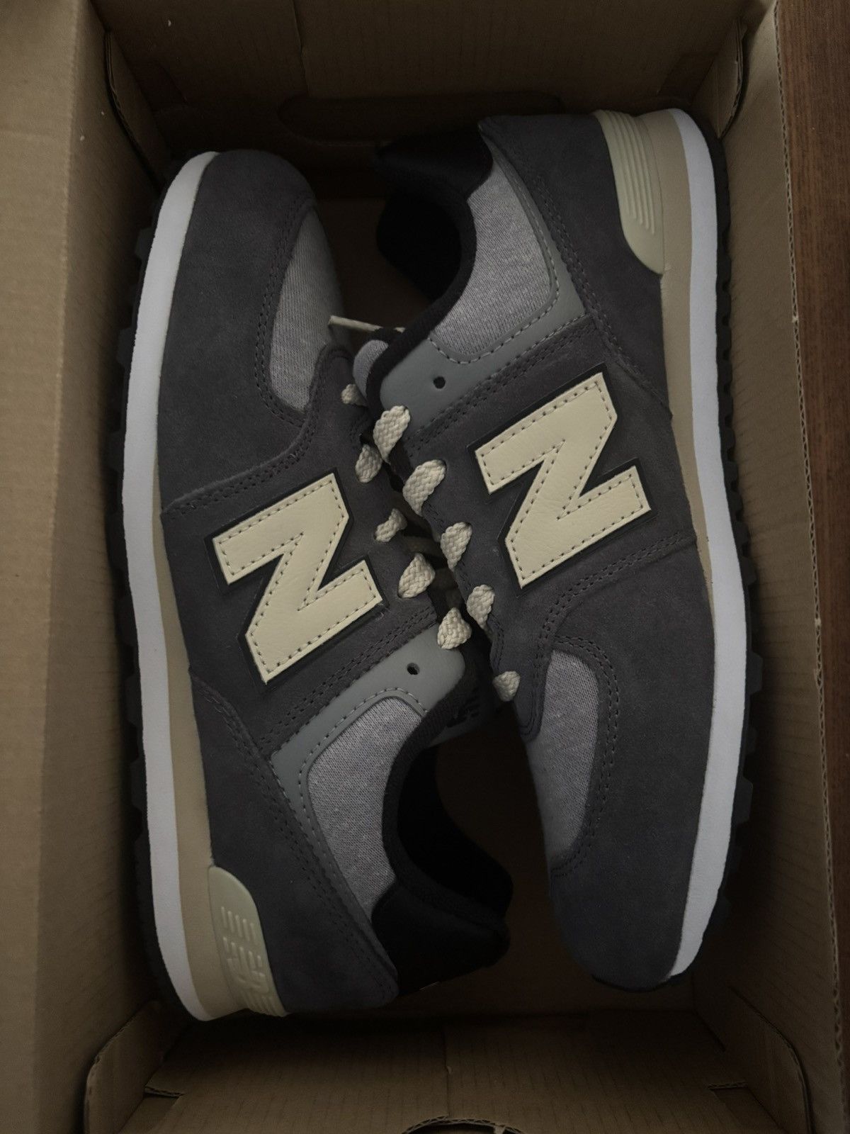 New Balance New Balance 574 Big Kid 'Grey Day 2024 - Magnet' Size US 7 / EU 40 - 9 Thumbnail