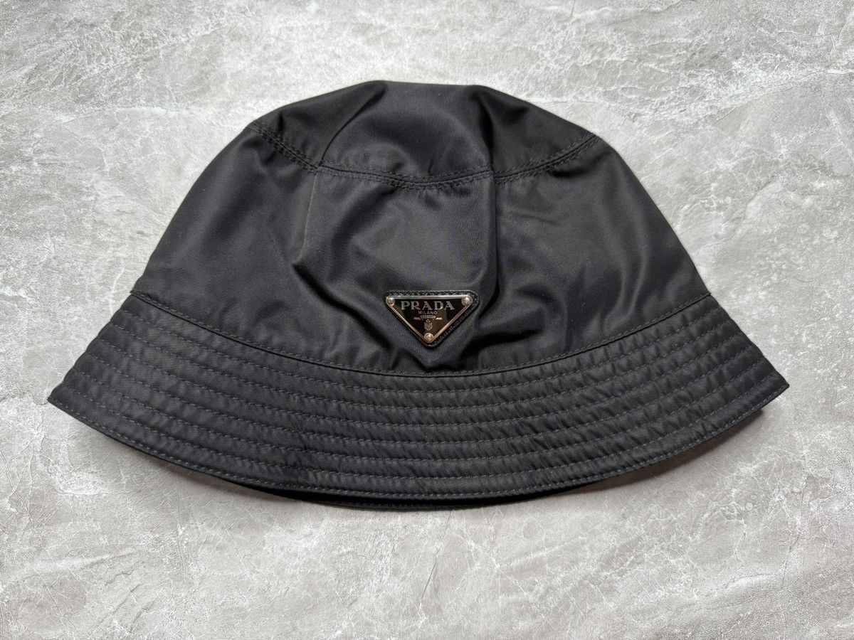 Prada Prada S/S 24 Re-Nylon Logo Plate Bucket Hat Size ONE SIZE - 1 Thumbnail