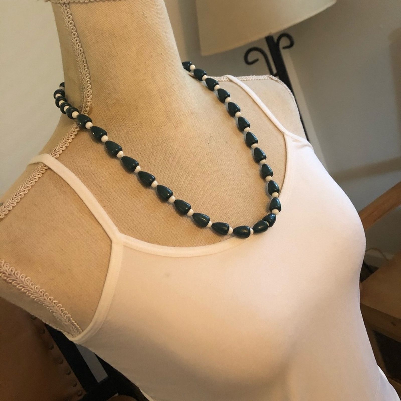 Vintage Vintage 70s green and white plastic bead necklace Size ONE SIZE - 4 Thumbnail