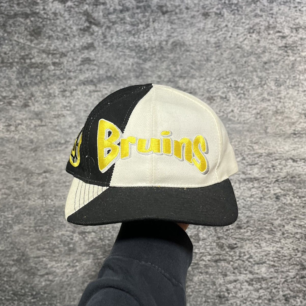 NHL VINTAGE 90s BOSTON BRUINS EMBROIDERED NHL SNAPBACK HAT Size ONE SIZE - 1 Thumbnail