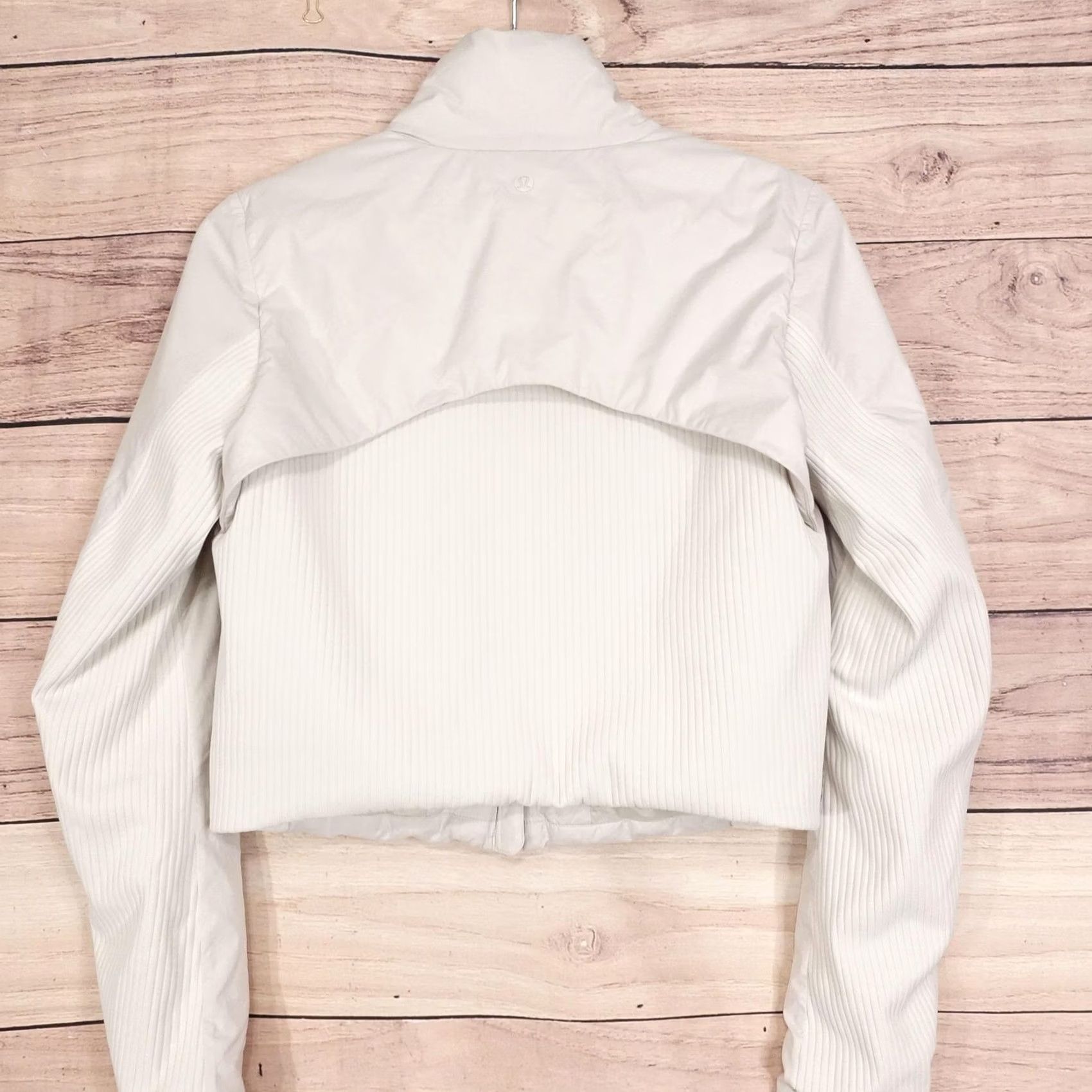 Lululemon Lululemon Jacket Womens 6 White Primaloft Cropped Full Zip Insulated Softshell Size M / US 6-8 / IT 42-44 - 4 Thumbnail