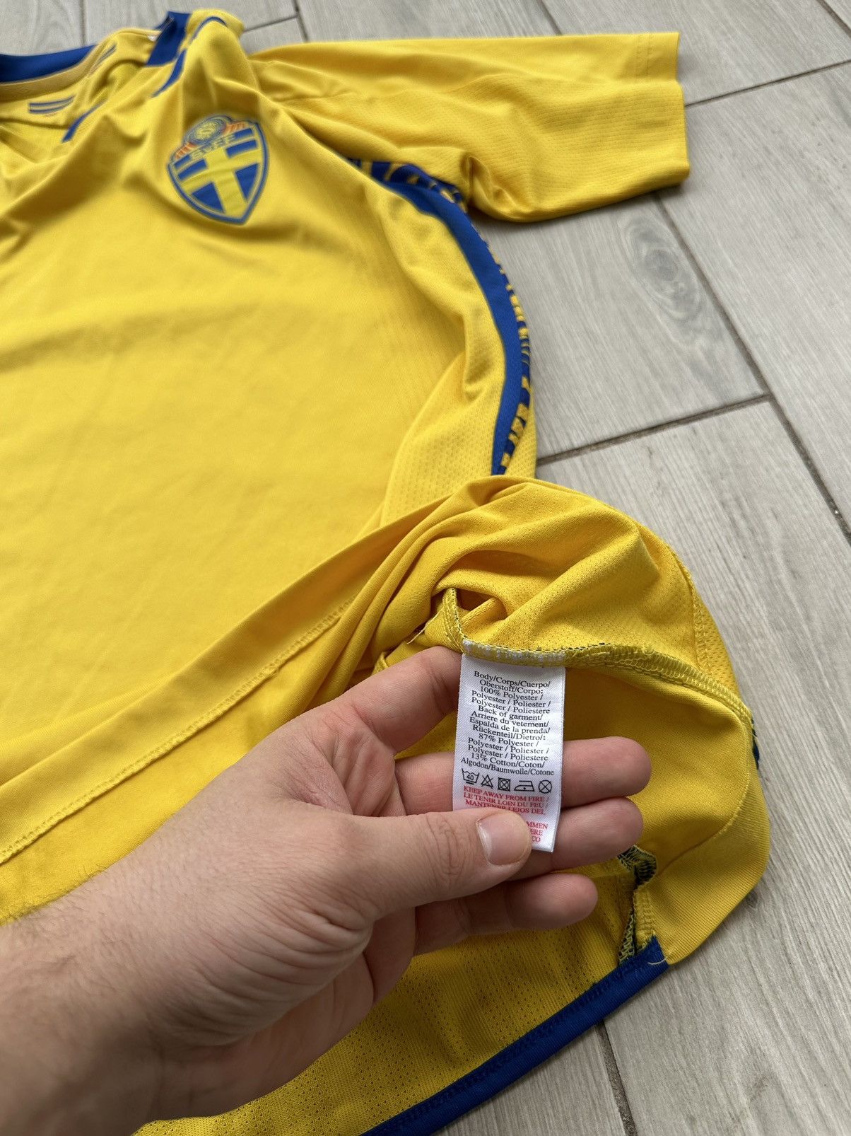 Umbro SWEDEN SVERIGE 2009 SIZE M UMBRO FOOTBALL SHIRT Size US M / EU 48-50 / 2 - 6 Thumbnail