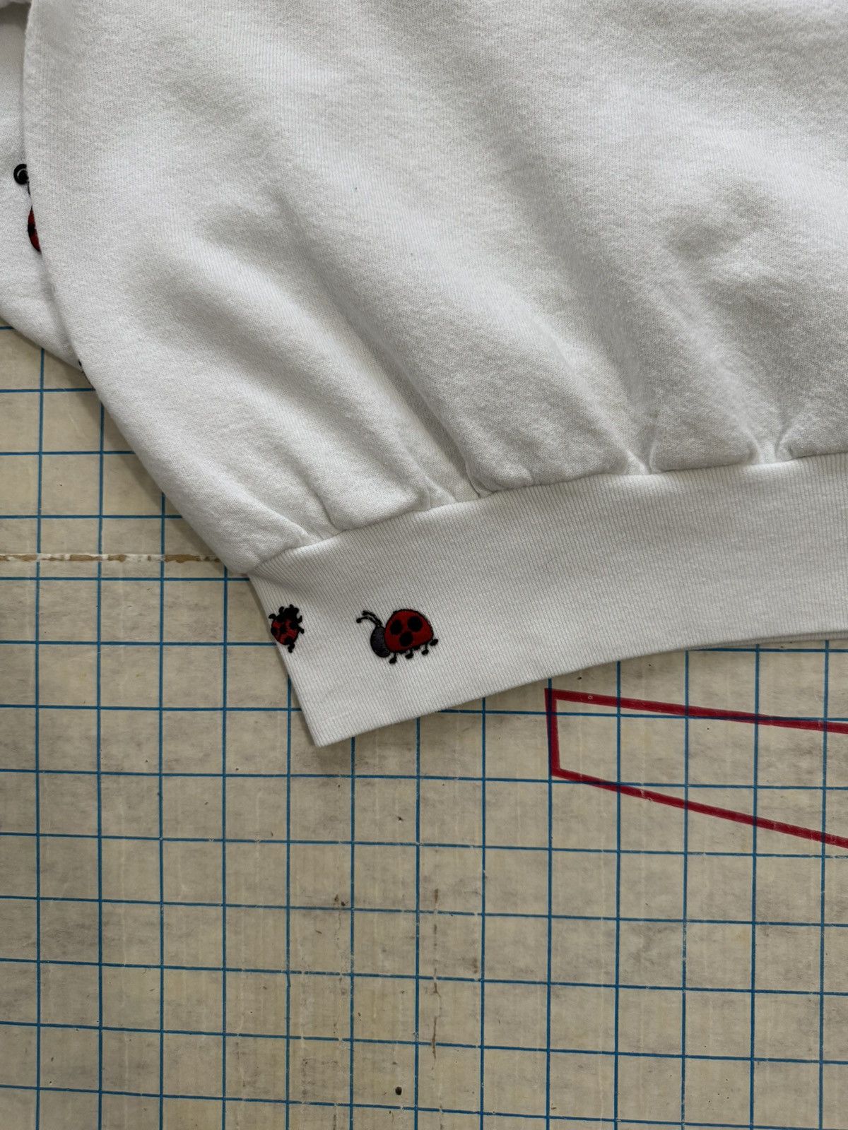 Disney × Mickey Mouse × Vintage Vintage Mickey Mouse Ladybug Crewneck Boxy Large White Size US L / EU 52-54 / 3 - 7 Thumbnail