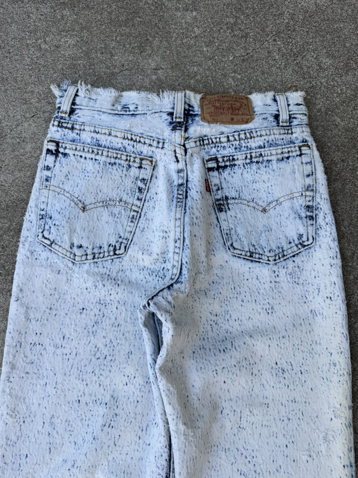 Levi's × Vintage Vtg 90’s Levis 701xx Buttonfly Acid Wash Jeans Student 26x31 Size 26" / US 2 / IT 38 - 9 Thumbnail
