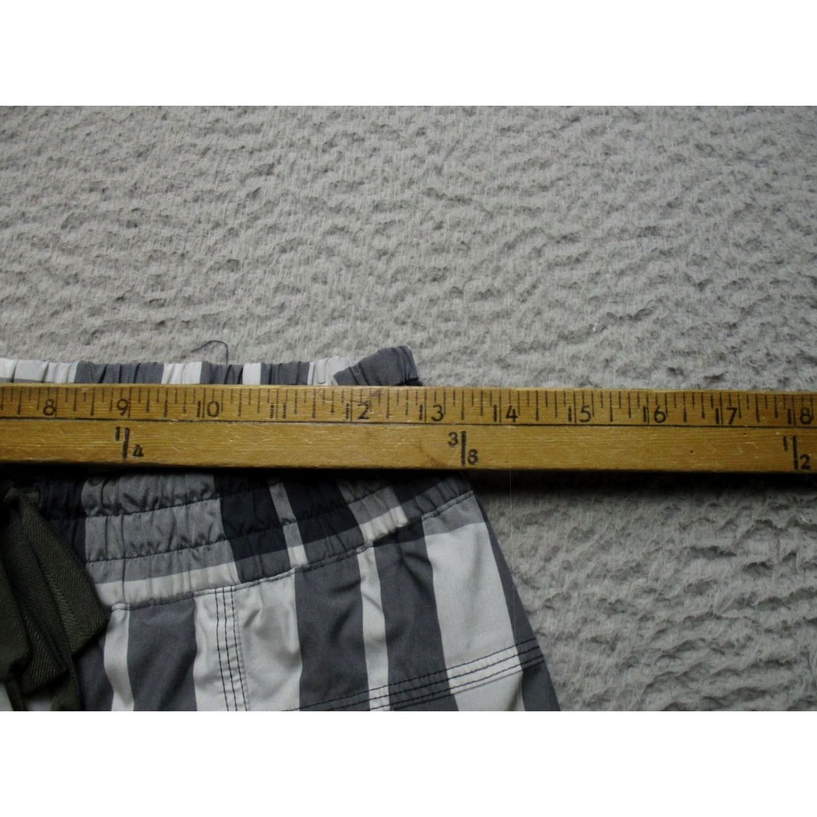 Lululemon Lululemon Shorts Womens 4 Gray Plaid Elastic Waist Quick Dry Swim Board Size 27" / US 4 / IT 40 - 3 Thumbnail