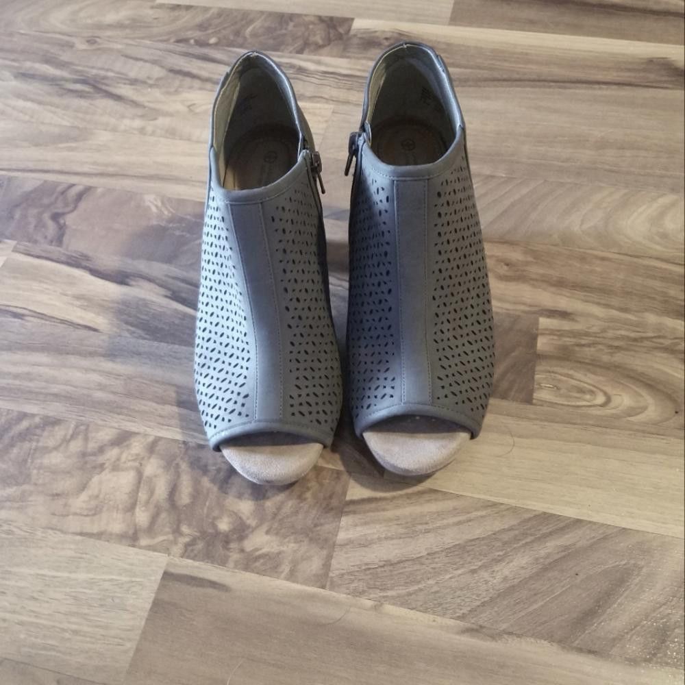 Designer Giani Bernini Memory Foam Peep Toe Size 7 1/2 W Size US 7.5 / IT 37.5 - 2 Thumbnail