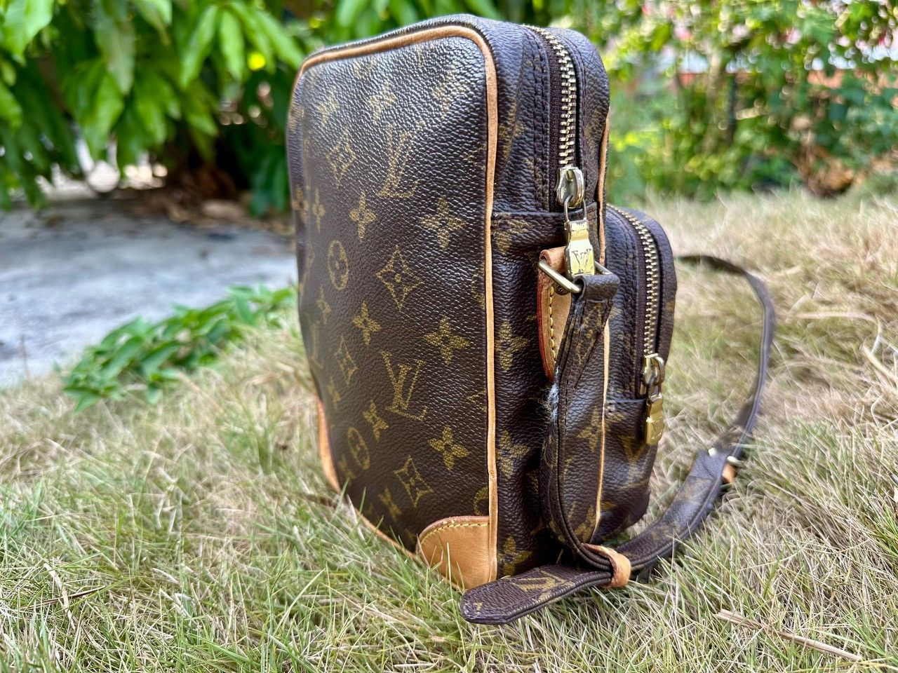 Louis Vuitton Authentic Louis Vuitton Monogram Amazone Crossbody Bag Size ONE SIZE - 3 Thumbnail