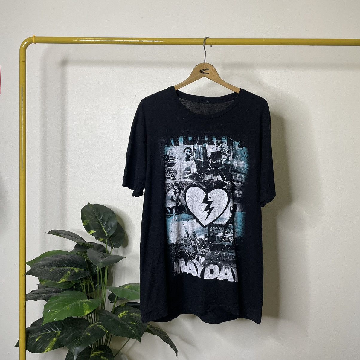 Band Tees × Vintage Y2K Mayday Parade Broken Heart T Shirt Size US L / EU 52-54 / 3 - 1 Thumbnail