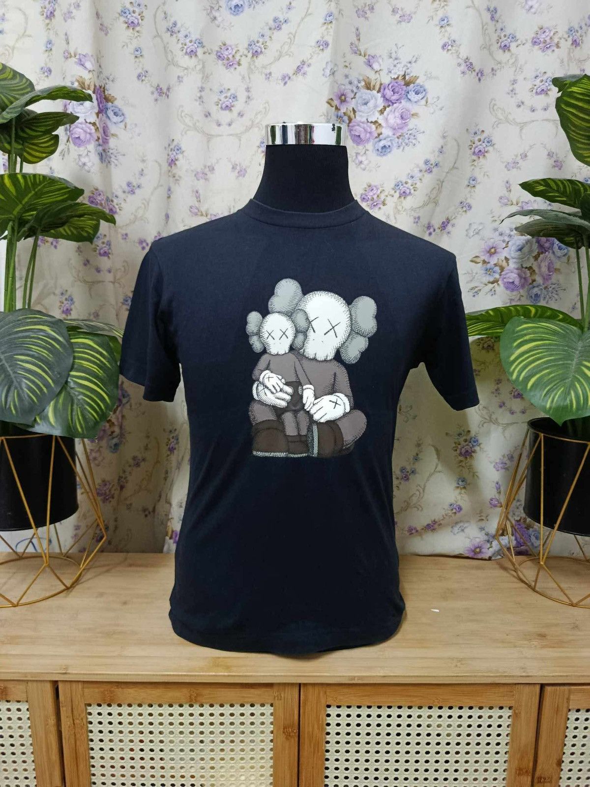 Kaws × Uniqlo Rare collabration uniqlo x kaws tee Size US S / EU 44-46 / 1 - 1 Thumbnail