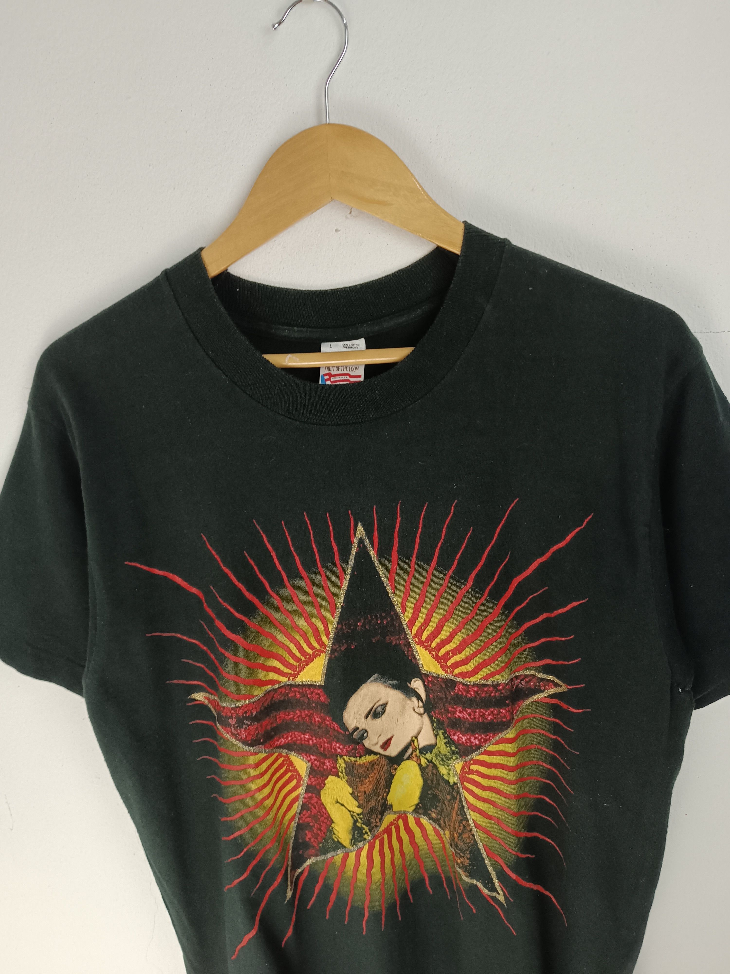 Vintage VINTAGE 90'S SIOUXSIE & THE BANSHEES 'WONDERLAND' RARE TEE Size US L / EU 52-54 / 3 - 8 Thumbnail