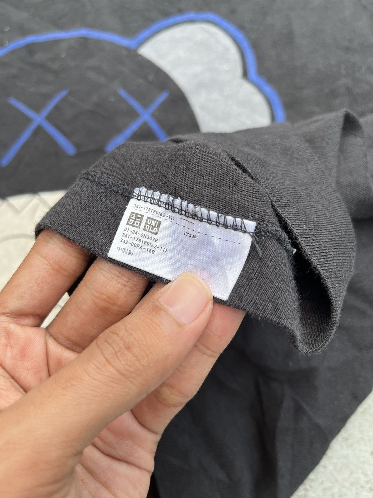 Japanese Brand × Kaws × Uniqlo KAWS UNIQLO TEE Size US M / EU 48-50 / 2 - 2 Thumbnail