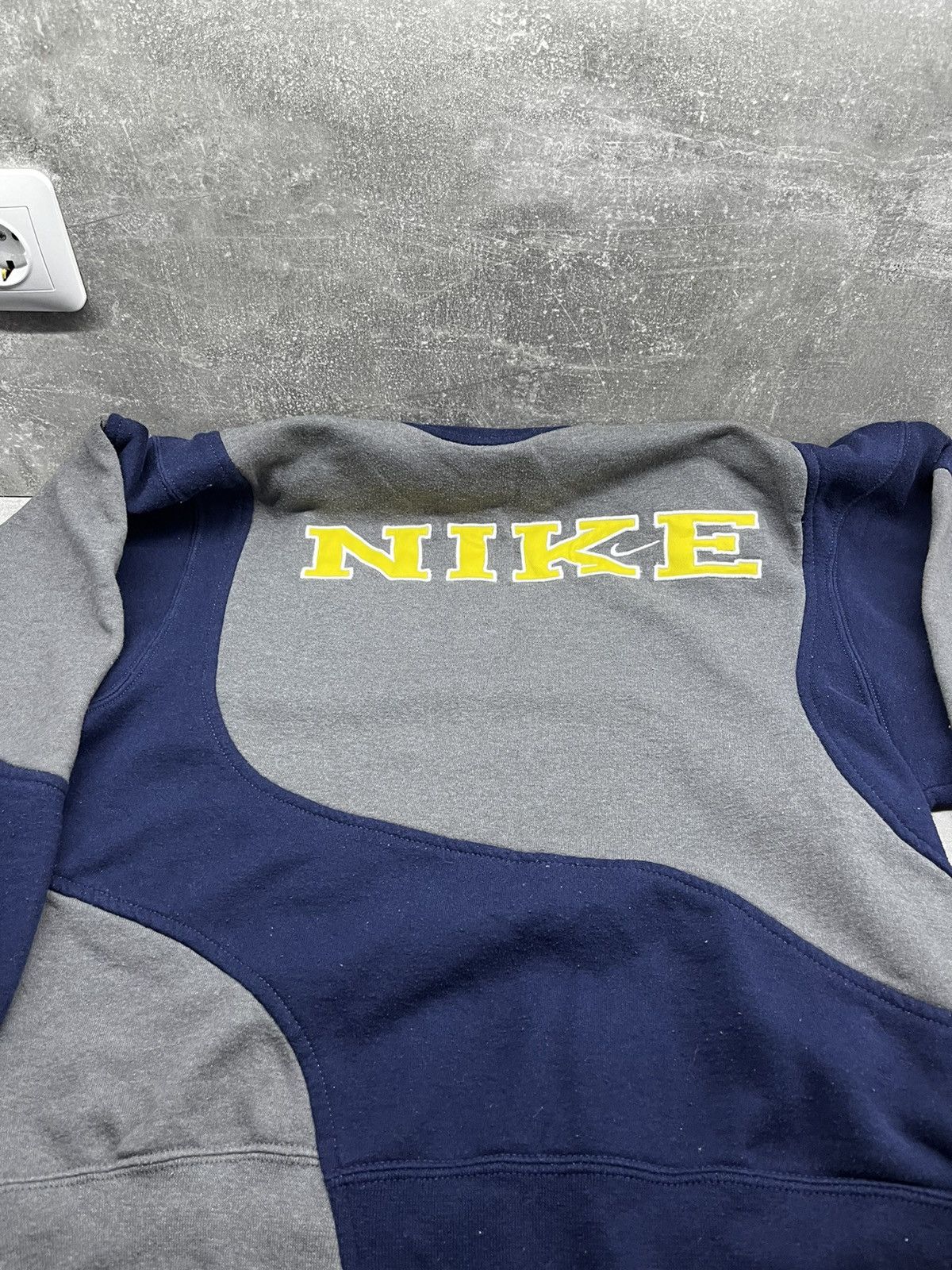 Nike × Vintage Nike center logo 90s vintage sweatshirt size L Size US L / EU 52-54 / 3 - 7 Thumbnail