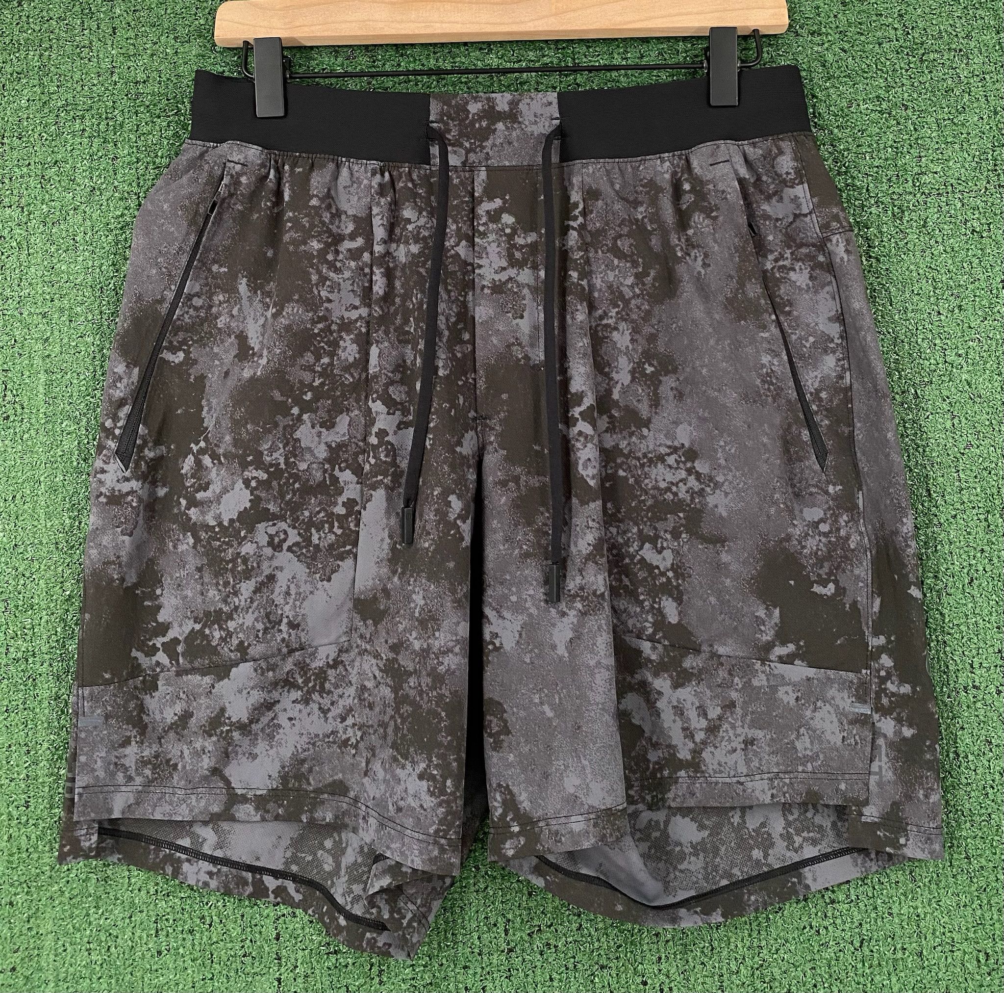 Lululemon Lululemon License To Train Shorts Print Anchor Black Medium Size US 32 / EU 48 - 1 Thumbnail