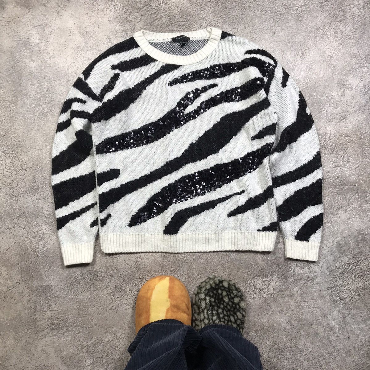 Vintage Vintage Y2K Zebra Stripe Knit Sweater Oversized Grunge L Size L / US 10 / IT 46 - 1 Thumbnail