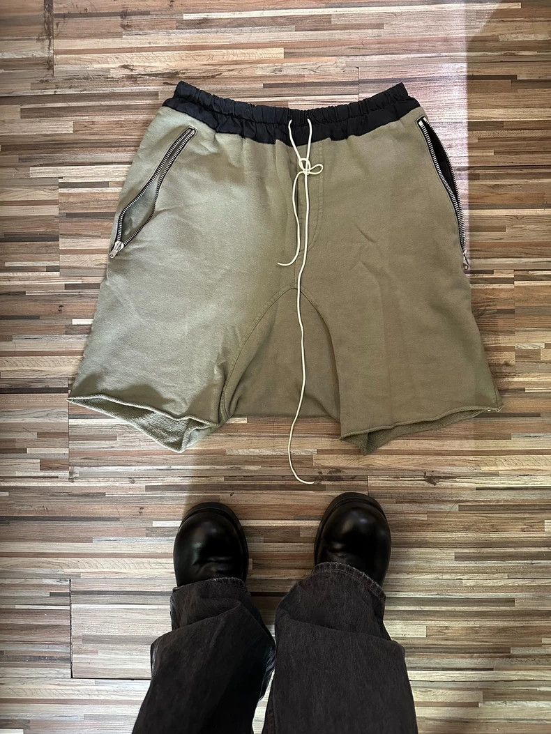 Fear of God Fear of God 3rd Cargo Shorts S Size US 26 / EU 42 - 1 Thumbnail