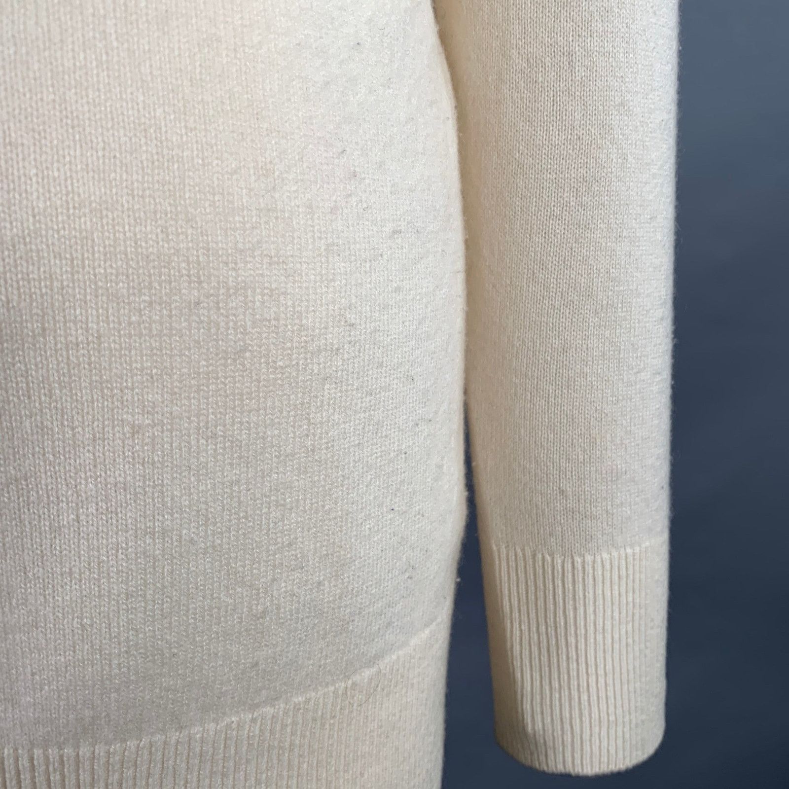 Equipment EQUIPMENT S Cream Cashmere Knit Oversized V-Neck Pullover Size S / US 4 / IT 40 - 4 Thumbnail